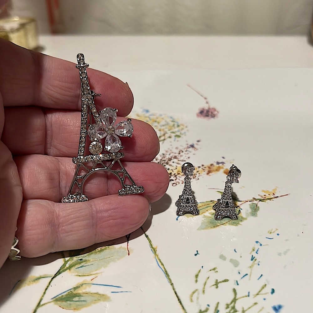 Eiffel Tower Sparkling Pin & Earrings Set NEW!